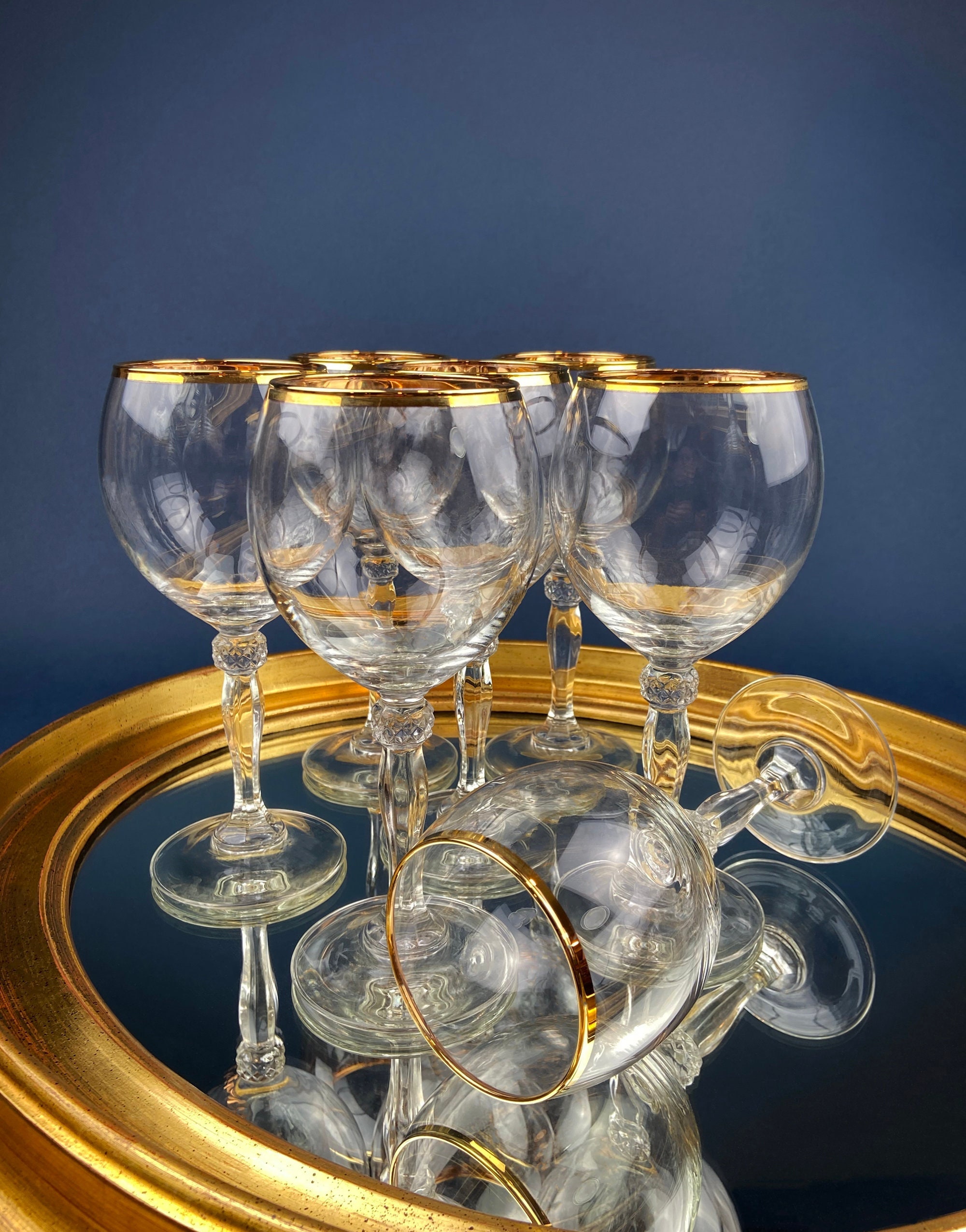 Bicchieri da vino cristallini con bordi dorati. Set di sette calici da vino  grandi da 20,3 cm. Bicchieri moderni e minimali con stelo a sfera. -   Italia
