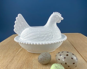 Gallina de cristal vintage en un nido. Decoración de cocina rústica.