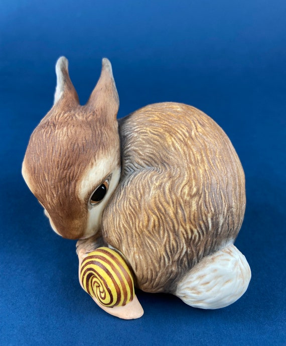 フランクリン磁器のウサギの置物：手描きのウサギとカタツムリ - Etsy 日本