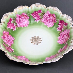 Antike Servierschüssel von Malmaison, Bavaria.    Handbemalter Teller mit Rosen und Bogenrand.  Grün/Rosa/Gold.
