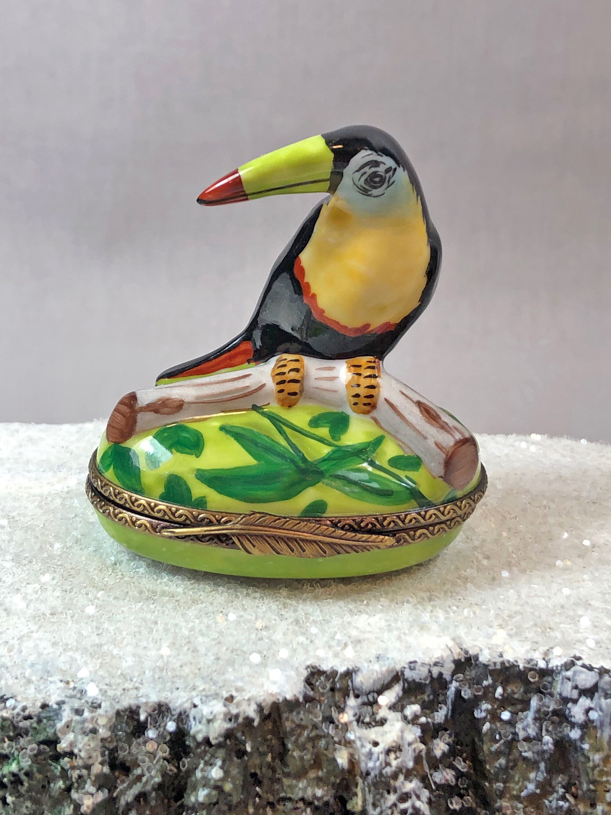 オオハシ鳥のリモージュ ミニチュア ボックス。収集価値のある