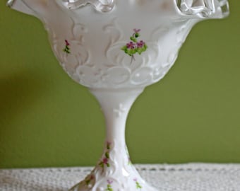 Ciotola Fenton Silver Crest con piedistallo, decorata con motivo a pizzo spagnolo e violette dipinte a mano.