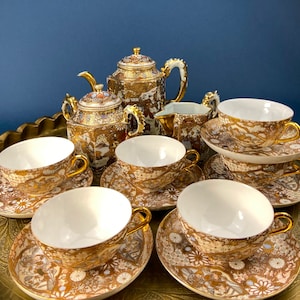 Antikes Japanisches Moriage Tee Tassen Set. Gold Handbemalte Teegeschirr mit Teekanne, Zuckerdose, Milchkännchen und Sechs Japanische Teetassen.