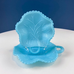 Pratos de servir vintage em vidro leitoso azul com folhas de limão. Dois pratos pequenos em turquesa. Decoração para sala de jantar. Presente para mãe, avó ou amiga.