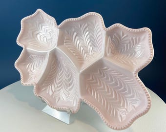 Bandeja de servir dividida de cristal opalino Jeanette color rosa concha vintage. Impresionante motivo de plumas en 3D. Bol de 6 compartimentos. Ideal para aperitivos, condimentos y fruta.