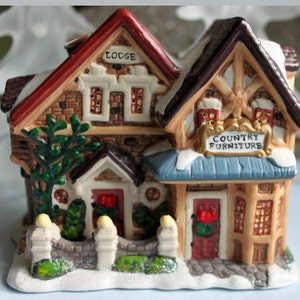 Weihnachtsdorf Landhaus und Möbelhaus Gebäude.  Handgemaltes Haus aus Porzellan mit Öffnung für Beleuchtung.
