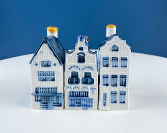 Set aus 3 blauen Miniatur-Ginflaschen in Form holländischer Häuser, hergestellt von Bols für KLM-Passagiere der 1. Klasse. Vintage-Geschenk für Vielflieger.