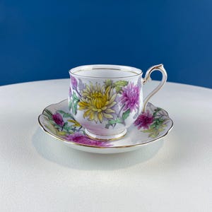 Xícara de chá ou xícara de café e pires Royal Albert vintage. Série Flores do Mês. Crisântemo. Decoração de mesa de sala de jantar. Conhecedor de chá.