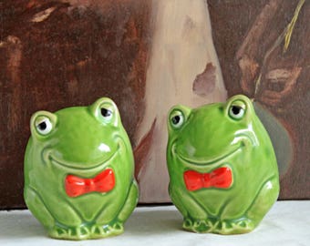 Salt and Pepper Frog Shakers.  Funky Shakers.