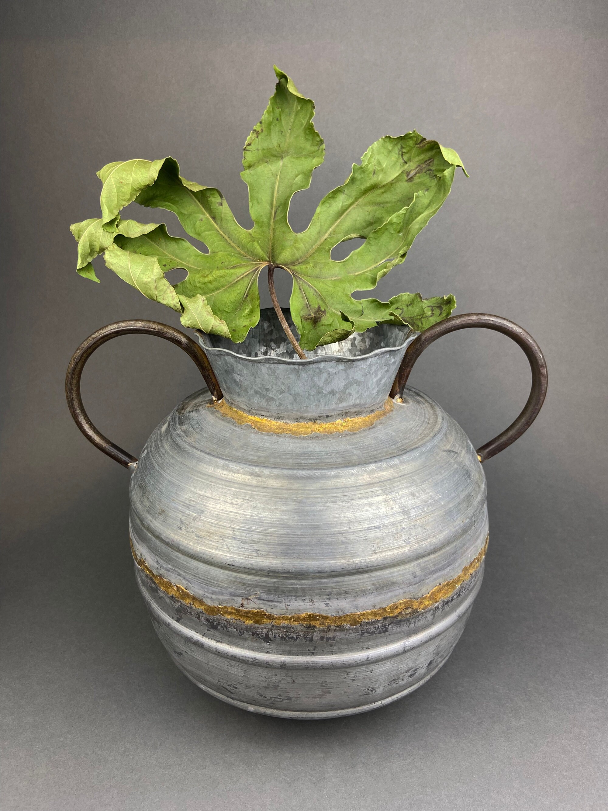 ブロンズハンドル付き特大の素朴な金属製花瓶 - Etsy 日本