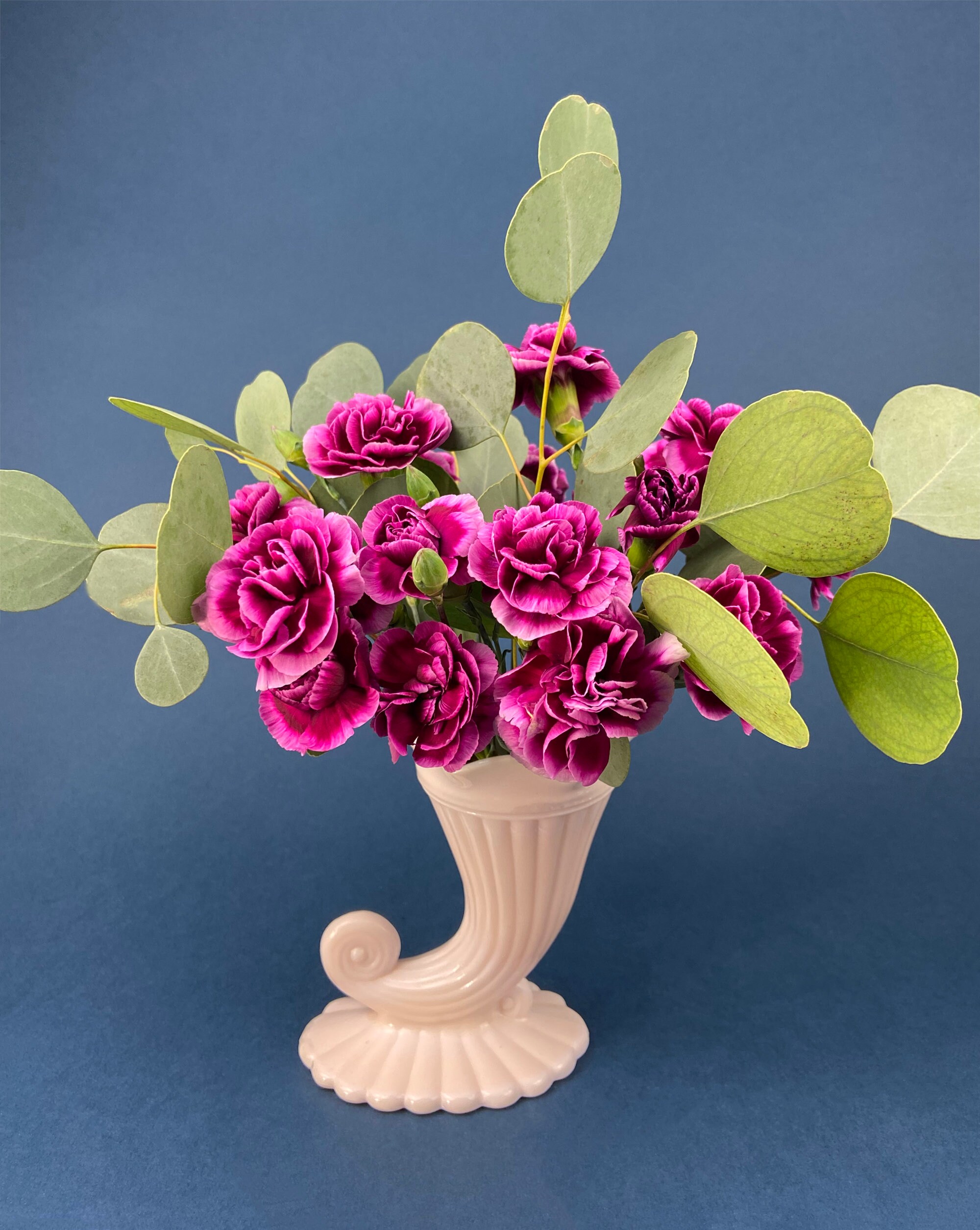 ミルクガラスのホブネイル模様の花瓶。フェントン社製の白いガラス製