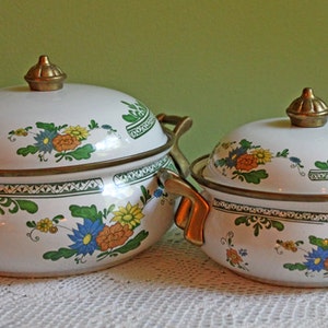 Marmites. Pots normands émaillés avec poignées, boutons et rebords en laiton. De la cuisinière à la batterie de cuisine.  Batterie de cuisine vintage par Lily