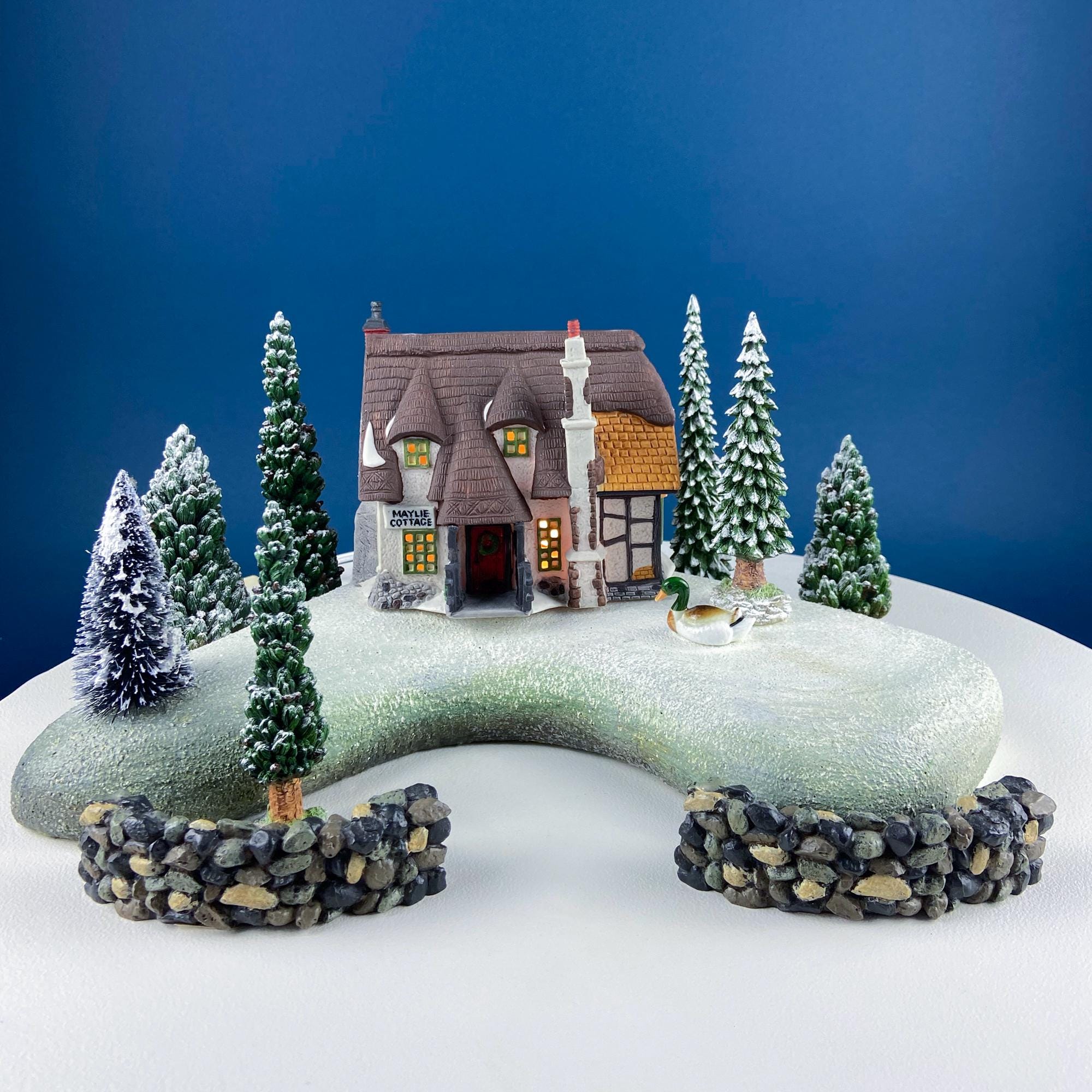 Dept. 56 の Village Snowy Evergreens。クリスマス ビレッジ用の中型