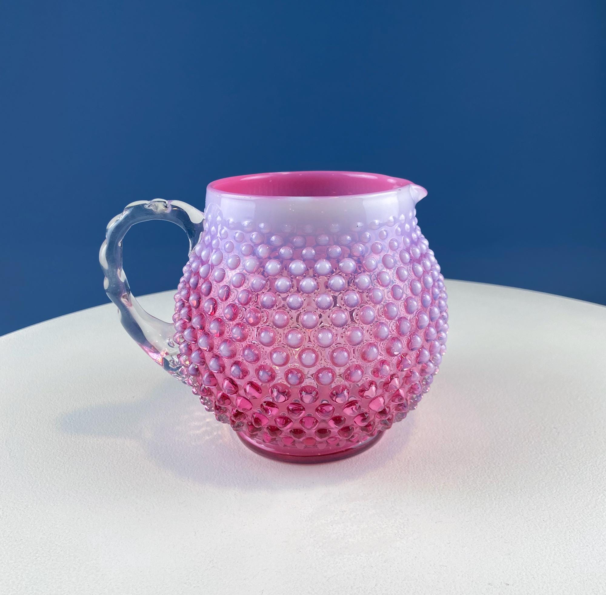 Fenton Art Glass ピンクガラス製ピッチャー 17cm Fenton Pink Glass Pitcher With Hobnail Pattern & Pinched Clear