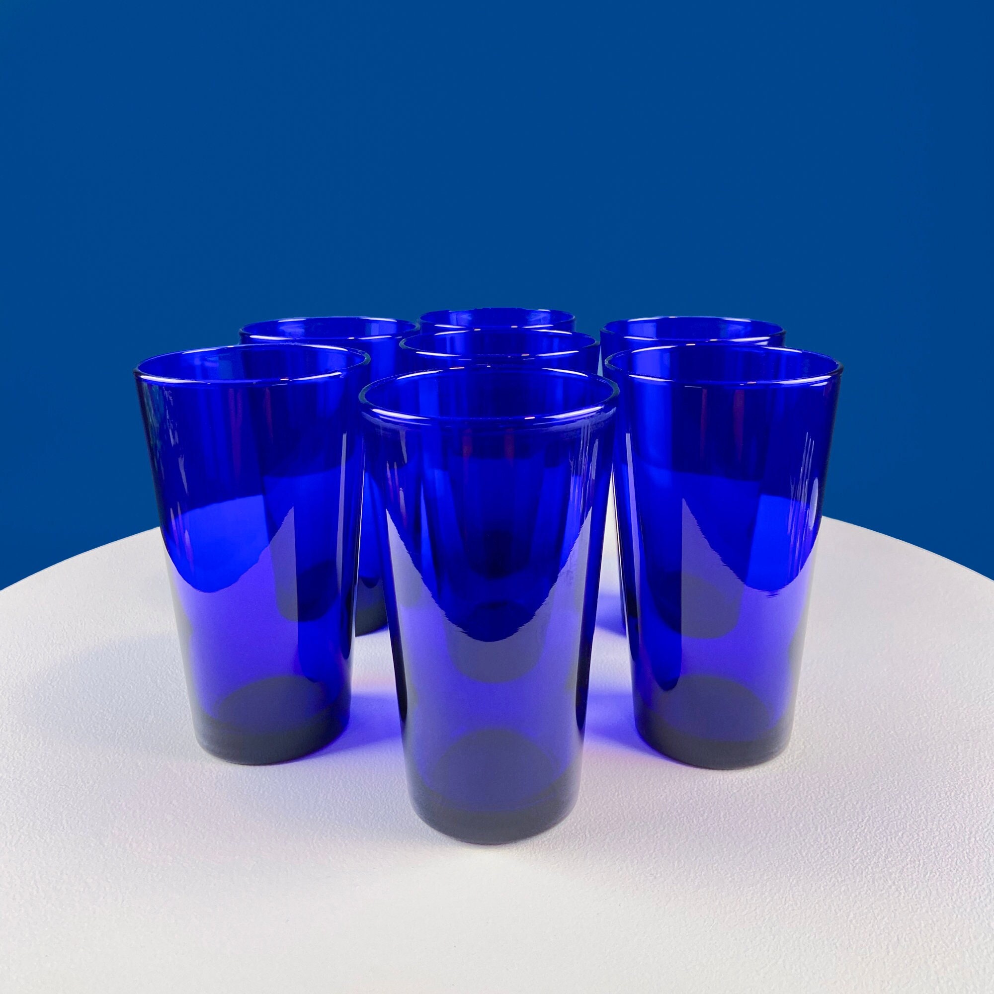 Moderne Kobaltblaue Becher. Set von 8 Minimal Gläsern. Blau Küchen Dekor. Esszimmer Dekor. Cottagecore Wohnen. Sammler Glas.