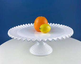 Soporte para pasteles de vidrio opalino vintage con relieve. Soporte blanco para servir pasteles de 33 cm con borde ondulado. Bodas, cumpleaños y celebraciones festivas. Decoración para el comedor.