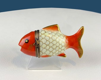 Caja de Limoges con forma de pez koi y cierre de velero. Pastillero o joyero de porcelana, un objeto de colección. Regalo para él, papá o pescador. Regalo para ella.