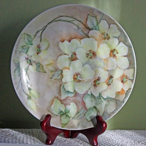 Prato Decorativo de Buckmaster, Baviera. Prato pintado à mão com flor de cerejeira. Assinado pelo Artista. Prato de Porcelana com Flores Brancas.