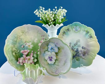 Juego de 3 platos antiguos pintados a mano con motivos florales y frutales, con jarra para crema y azucarero en forma de hojas. Verde y azul. Estilo rústico moderno.