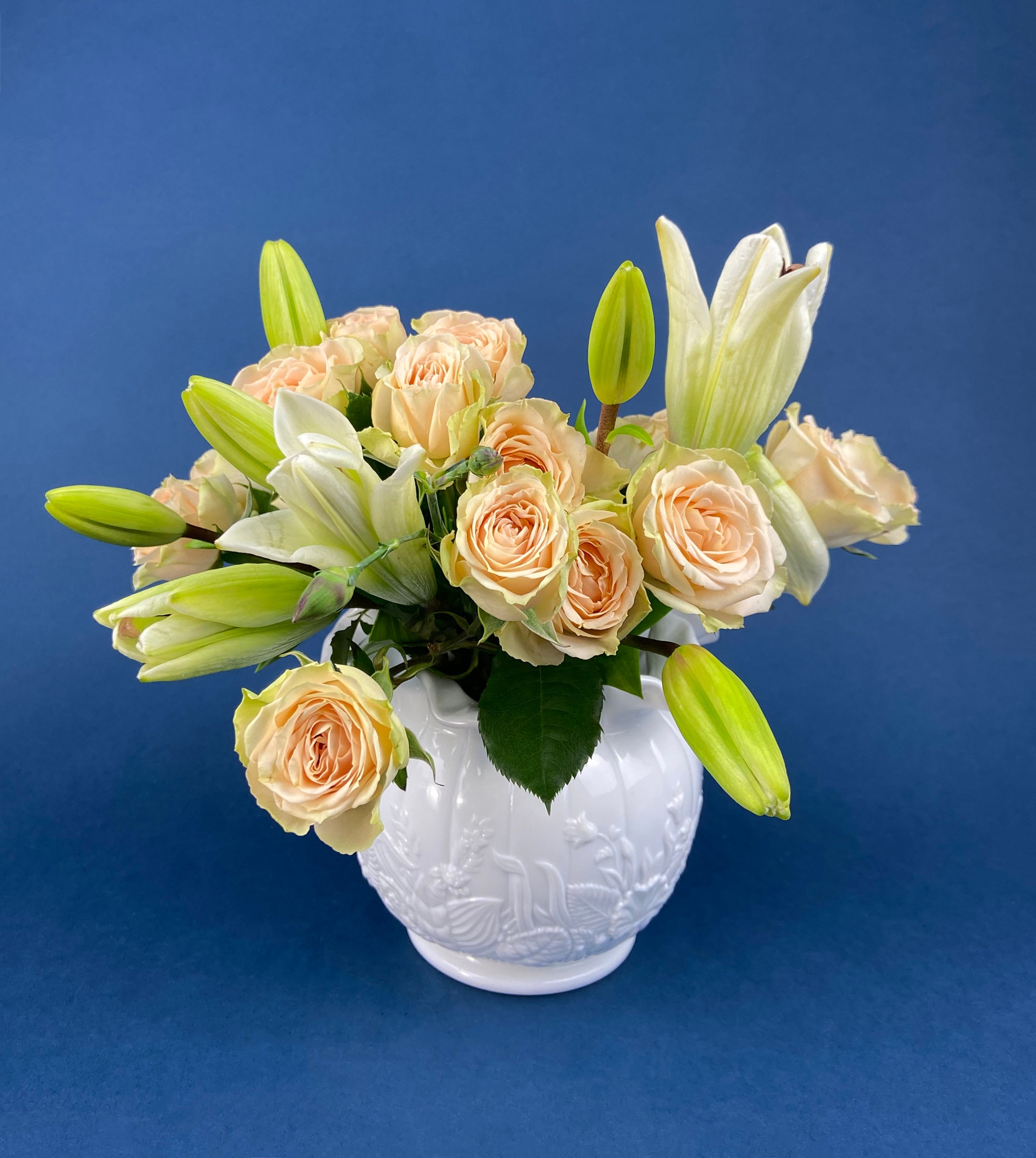ミルクガラスのホブネイル模様の花瓶。フェントン社製の白いガラス製