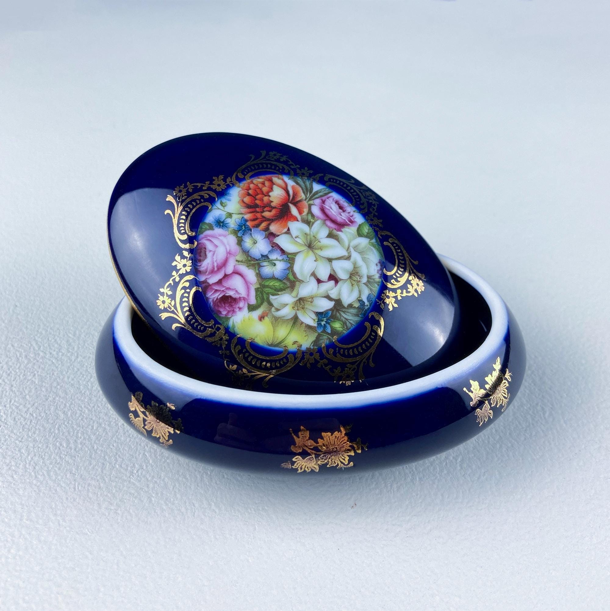 リモージュ・コバルトブルー磁器のピルケース。花のバケツが入った