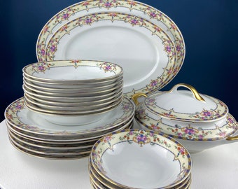 Classic Vintage Dinner Set. Victoria Warwick. 6 Dinner Plates, 9 Soup and 5 Veggie Bowls, 2 Platters, Soup Turin.