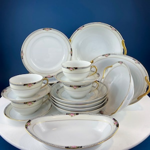 Klassisches Noritake Vintage Geschirr. Beechmont Muster. Kleine Rosentrauben mit Schwarz. Minimalistisches Ess- und Servierset. Hochzeitstisch.