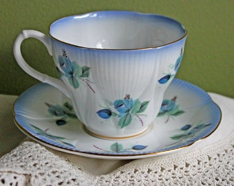 Royal Albert Teetasse mit Untertasse und blauen Rosen - Horizon Serie, England