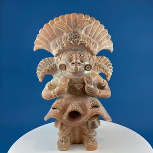 Grande vaso in ceramica figurativa in stile precolombiano. Guerriero azteco in argilla rossa. Arte zapoteca. Arredamento etnico per la casa. Regalo per collezionisti d'arte.