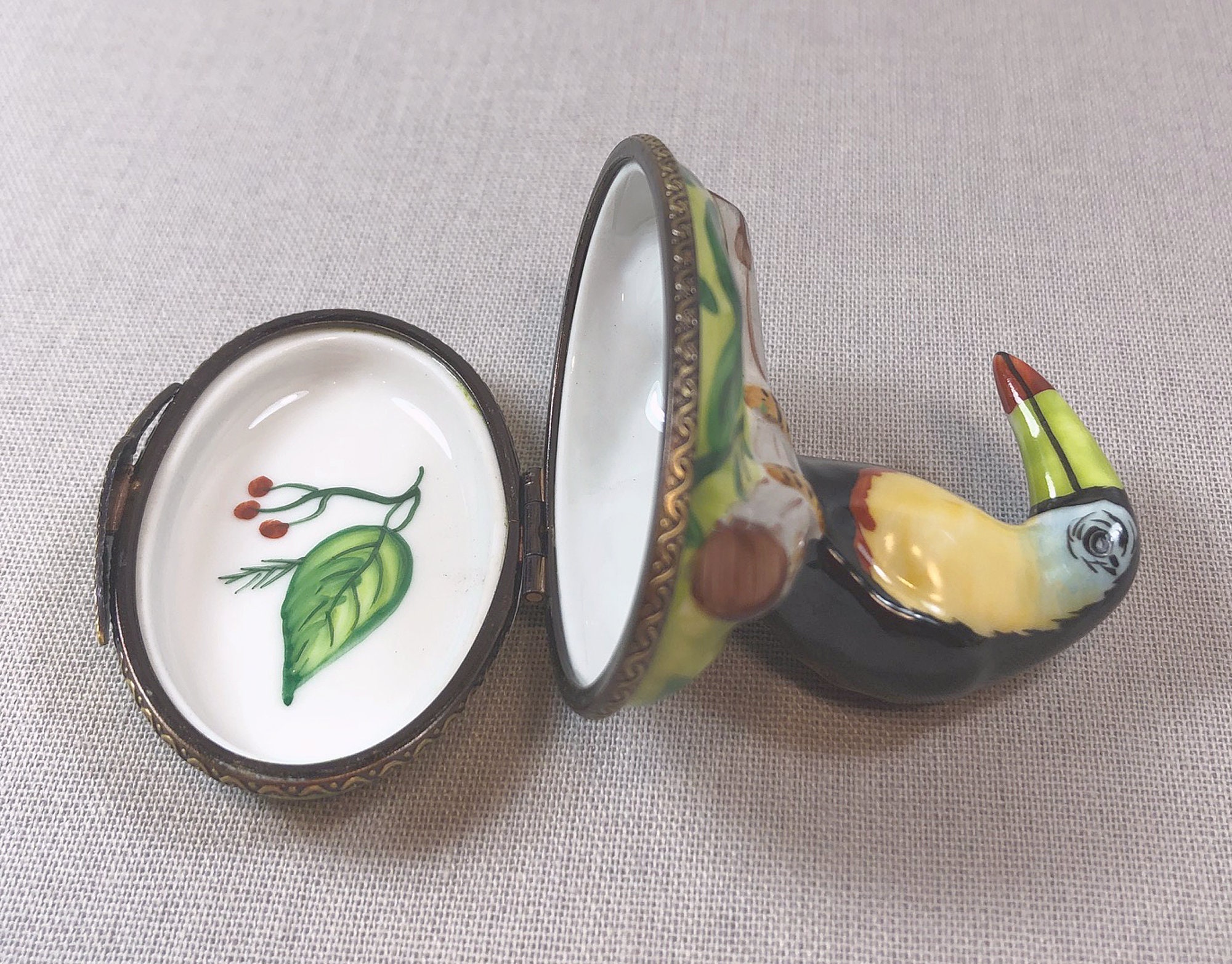 オオハシ鳥のリモージュ ミニチュア ボックス。収集価値のある