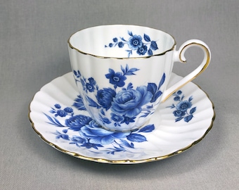 Royal Toscaanse vintage theekop en schotel met blauwe rozen, gemaakt in Engeland