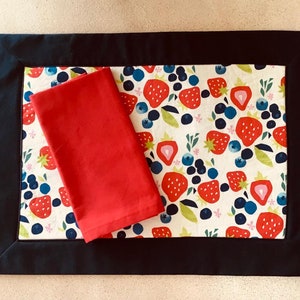 Dunkelblauer und roter Beeren Tischset-Set, selbstbindende Borte, Erdbeer- und Blaubeerdruck-Tischsets und Servietten, 4-er Set