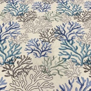 Pu&ograve; includere: Un tessuto con un motivo ripetuto di coralli nei toni del blu, grigio e bianco. I coralli sono ricamati su uno sfondo color crema, creando un aspetto strutturato. Il design &egrave; adatto per l'arredamento della casa.