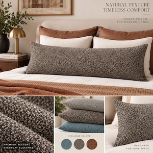 Puede incluir: Un cojín lumbar rectangular largo con una tela de bouclé texturizada en tonos marrones y negros. El cojín se muestra sobre una cama con otras almohadas e incluye un primer plano del tejido y una paleta de colores azul, marrón y óxido.
