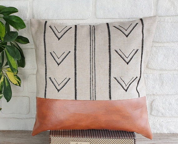 刺繍入りリネン枕カバーセット：コニャックフェイクレザー、エスニック