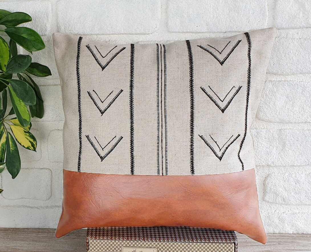 刺繍入りリネン枕カバーセット：コニャックフェイクレザー、エスニック