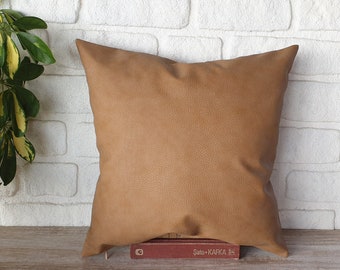 Housse de coussin en similicuir marron clair : décoration scandinave moderne