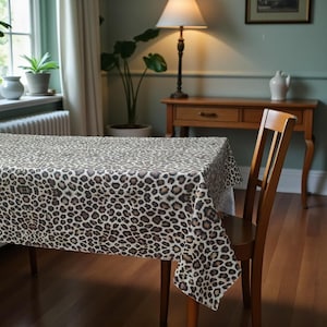 Mantel con estampado de leopardo: decoración de comedor con estampado animal, mantel moderno