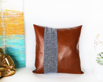 Funda de almohada de piel sintética color coñac con detalles tejidos en blanco y negro