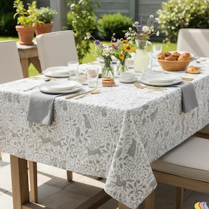Könnte beinhalten: Ein Set aus drei Keramikbechern mit gesprenkelter, matter Oberfläche. Jeder Becher hat eine andere Farbe: Hellblau, Creme und Grau. Die Becher haben ein schlichtes, modernes Design mit runder Form und bequemem Griff.