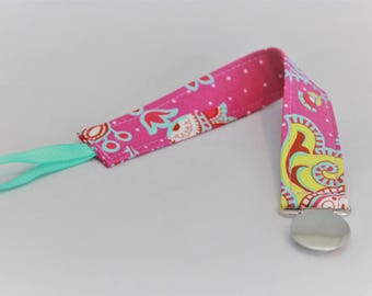 Posh Pacifier Clip: 1 clip in Pink Paisley