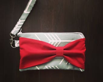 Wrsitlet Bow Clutch: Bow & Arrow