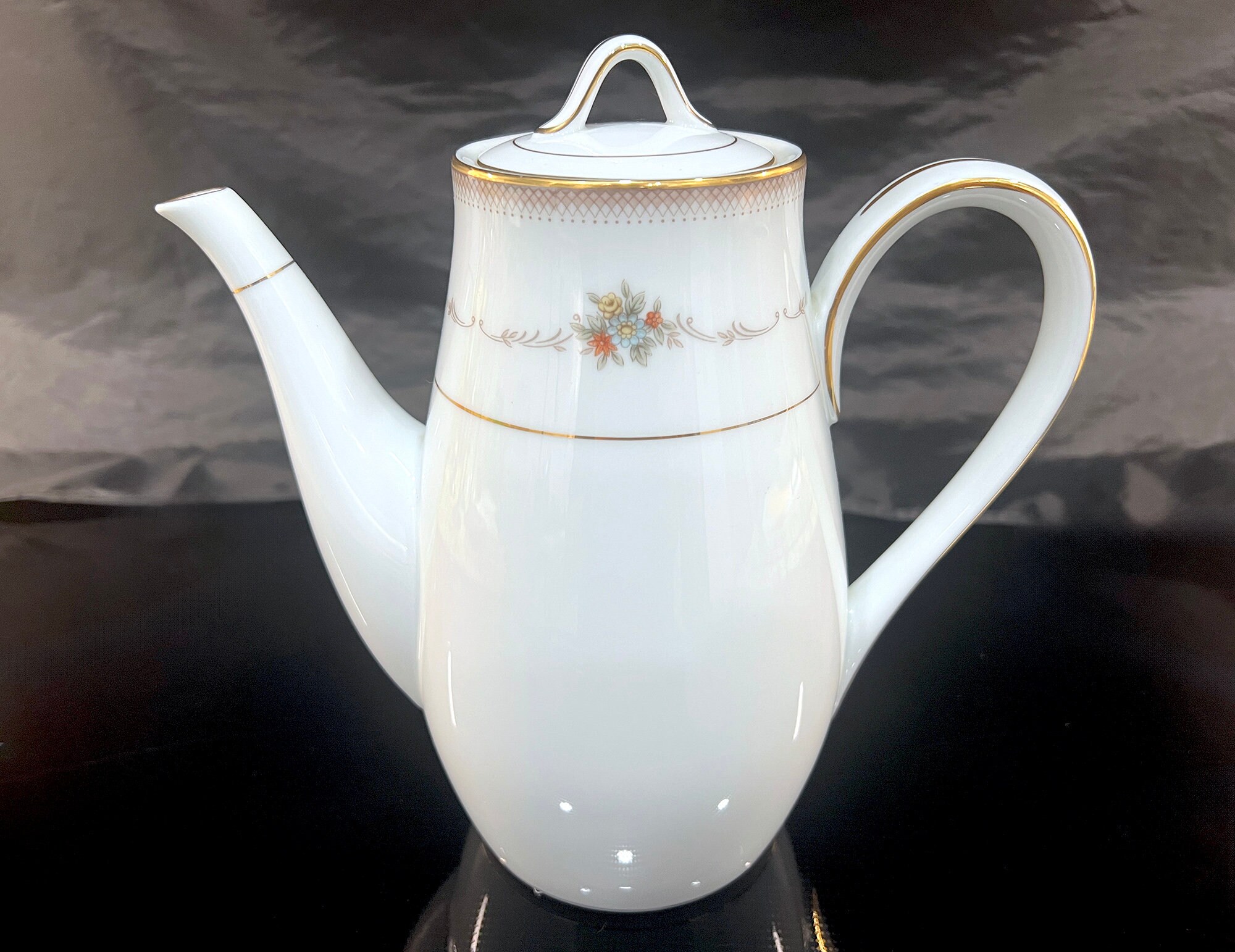 生活雑貨 Noritake Teapot | White and Gold Noritake Haku Teapot