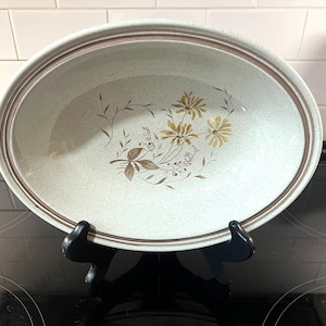 Royal Doulton &quot;Sandsprite&quot; Oval Vegetable Bowl, 10.5&quot;, Lambethware, 2 Brown Bands, Delicate Yellow Flowers on Speckled Beige Background, &#39;72