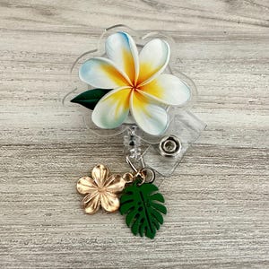 Plumeria Acrylic Flat Badge Reel: Tropical Flower Charm ID Holder Bild 4