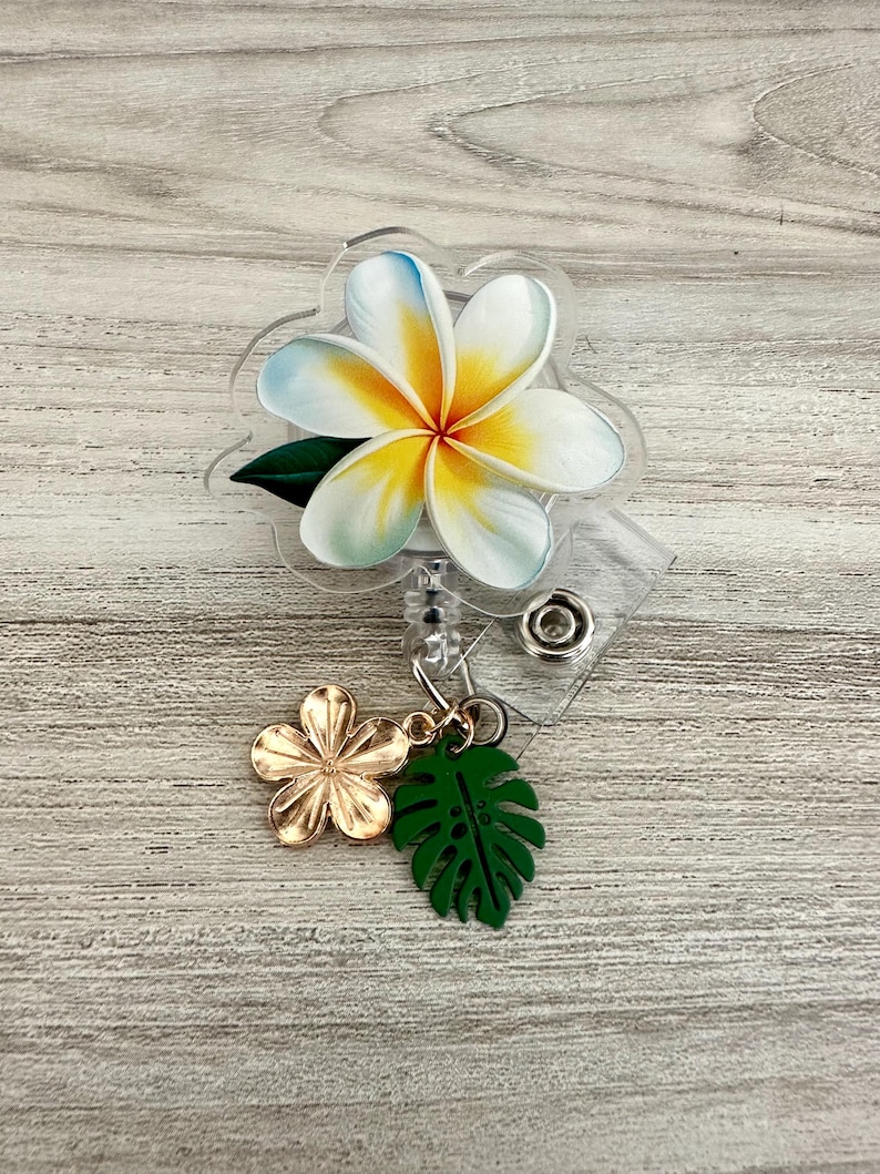 Plumeria Acrylic Flat Badge Reel: Tropical Flower Charm ID Holder Bild 4