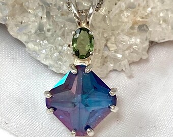 Mini colgante de piedra mágica Aqua Aura con moldavita de corte ovalado, 0.925