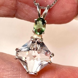 Collar de plata de ley 925 ultrafino con minipiedra mágica de cuarzo transparente y moldavita de corte ovalado