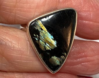 Ring aus Sterlingsilber mit blau-goldenem Nuummit-Verzierung, Größe 7, Grönländischer Zauberstein