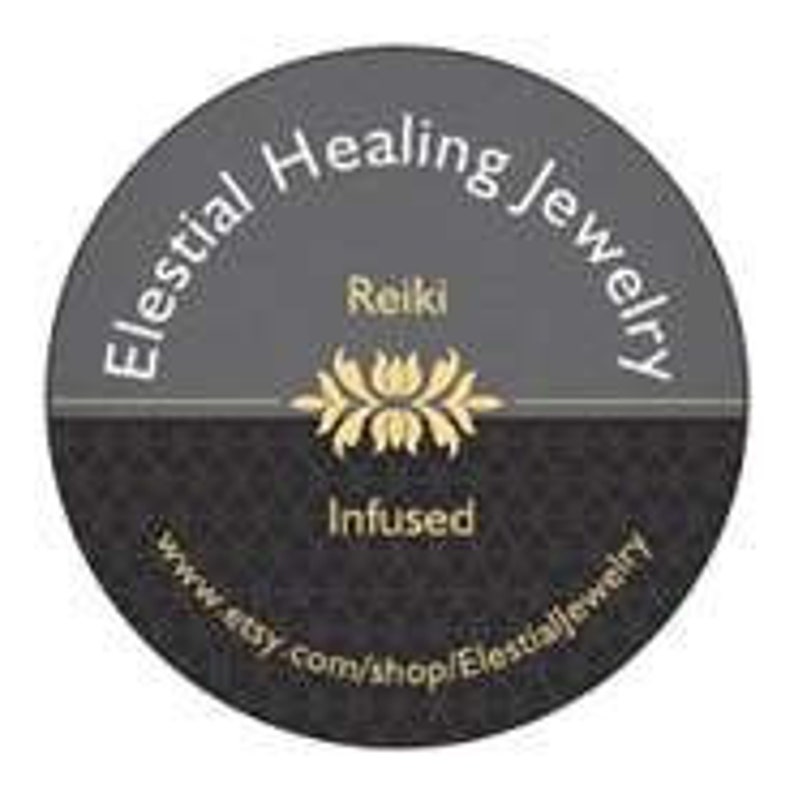 K&ouml;nnte beinhalten: Ein grauer Kreis mit dem Text "Elestial Healing Jewelry" in Wei&szlig;, "Reiki Infused" in Wei&szlig; und einem stilisierten floralen Design in Gold. Die Website-Adresse "www.etsy.com/shop/ElestialJewelry" ist ebenfalls in Wei&szlig; enthalten.